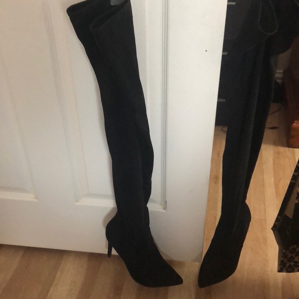 Pointed black boots over the knee!